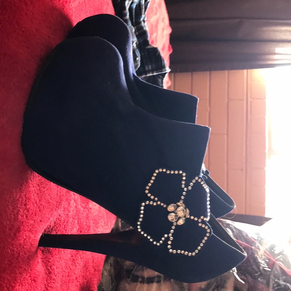 Size 8 blue velvet heels